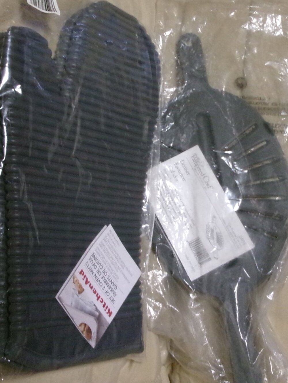 NWT Kitchen Bundle: Pampered Chef Drainer and Kitchen Aid Silcone Mitts.